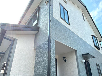 外壁・屋根リフォーム 模様を活かした外壁塗装と快適になったトイレとエコキュート