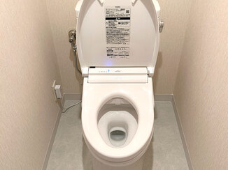 トイレリフォーム 水漏れもすっきり解決、今どきな床で気分も上がるレストルーム