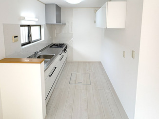 キッチンリフォーム 白系でまとめた清潔感のあるキッチンと床